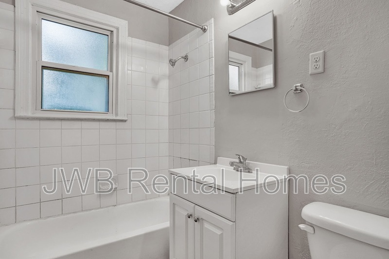 Building Photo - 578 E 58th St