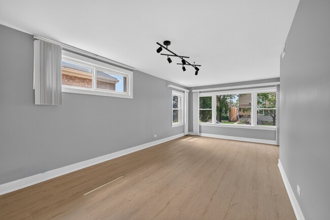 Building Photo - 3953 N Oleander Ave
