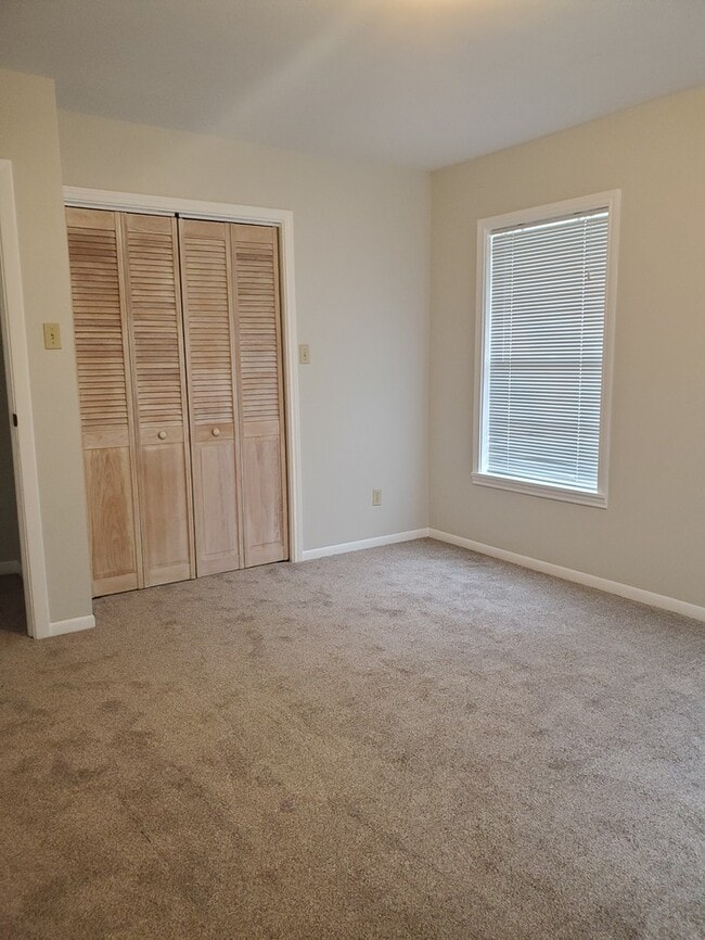 Building Photo - 2301 N Parkwood Dr