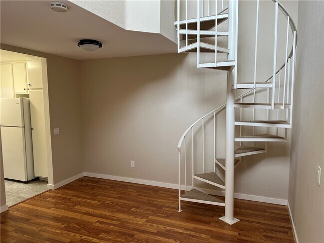 Building Photo - 23401 La Crescenta