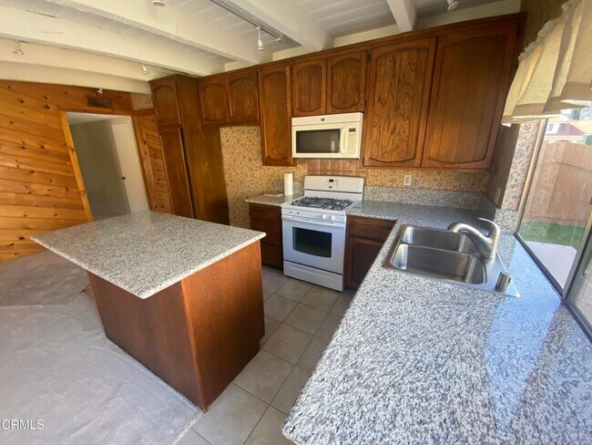 Building Photo - Camarillo Heights