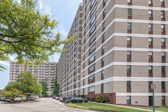 Building Photo - 1 Bedroom Condo With Den