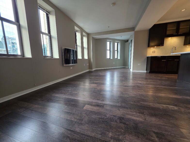 Building Photo - 13 W Randolph St