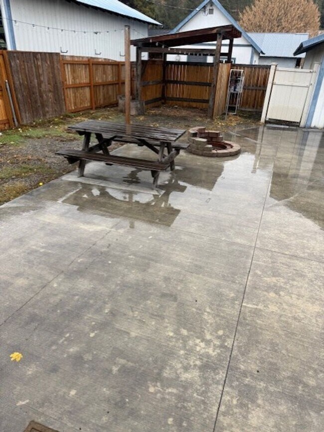 Building Photo - Great downtown location!