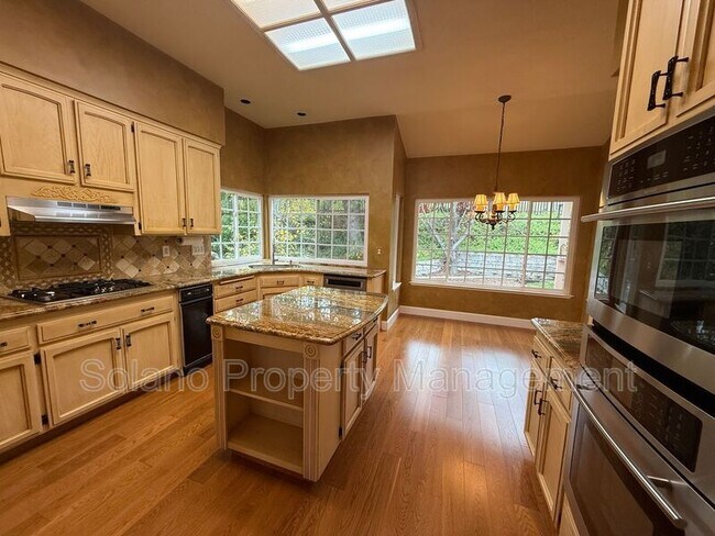 Building Photo - 685 Hillcrest Cir