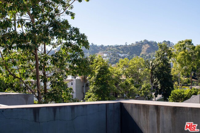 Building Photo - 1220 N Orange Grove Ave