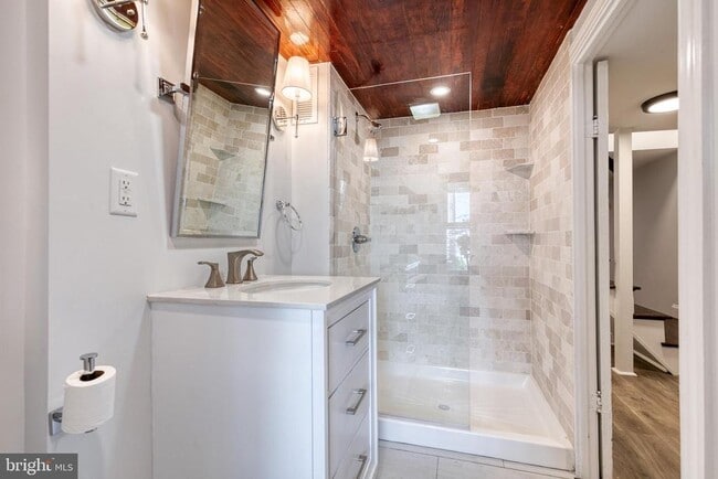 Building Photo - 860 W 33rd St