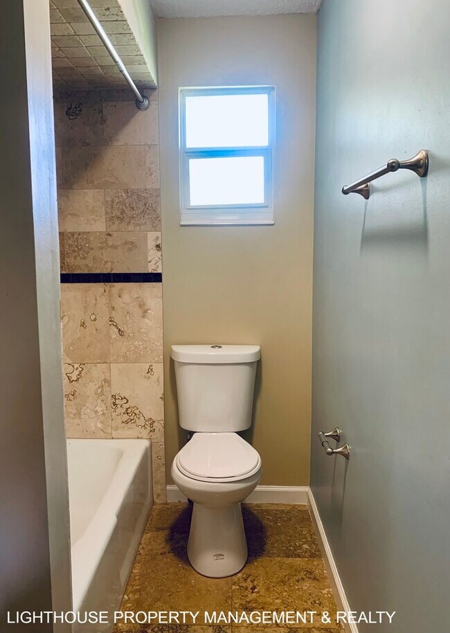 Building Photo - Spacious 4-Bedroom, 2-Bath with Fenced Yar...