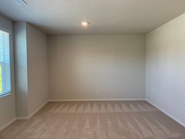 Building Photo - 4 BED/2.5 BATH PLUS A HUGE BONUS ROOM! HIGH END FINISHES! LARGE FENCED BACKYARD !