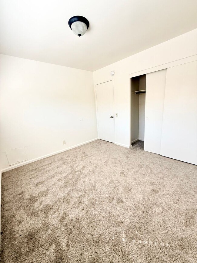 Building Photo - D728