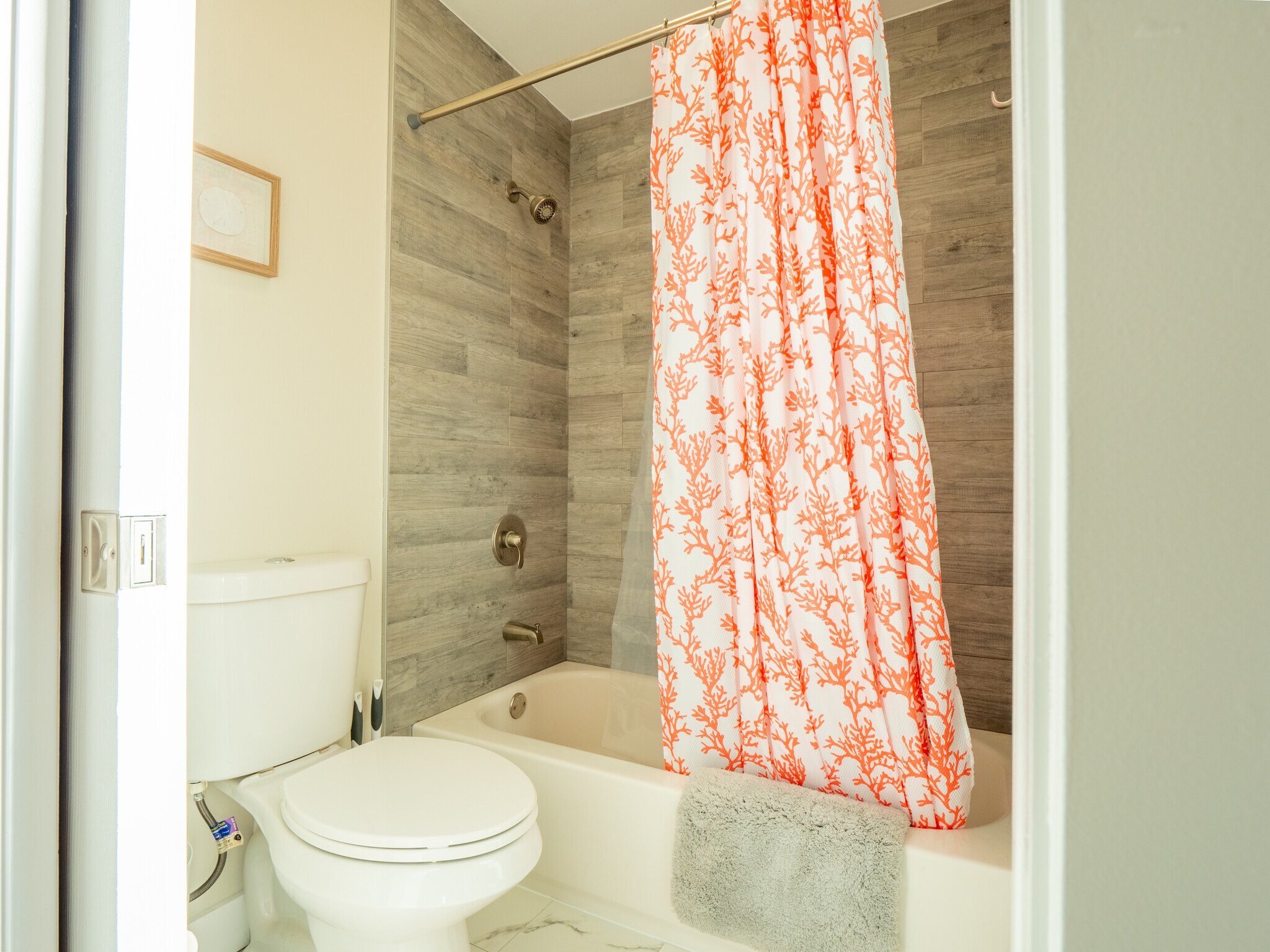 EnSuite Bedroom #2 combo tub/shower - 3250 E De Bazan Ave