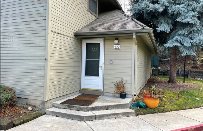 Primary Photo - Private End-Unit Condo in Southeast Boise ...