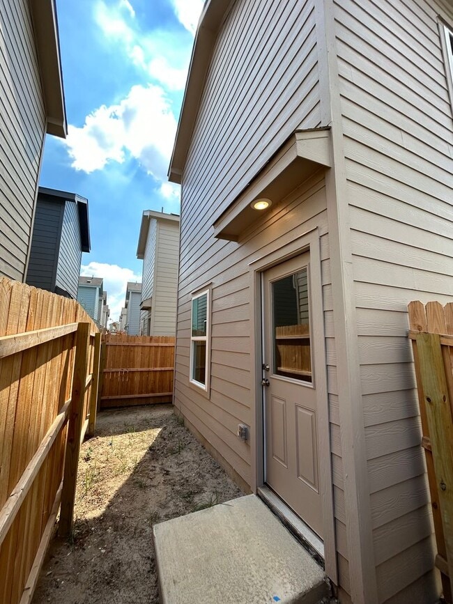 Building Photo - Rare Find: Affordable 3BR Ready for Immediate Move-In- Apartment-Style Living Without The Apartment!