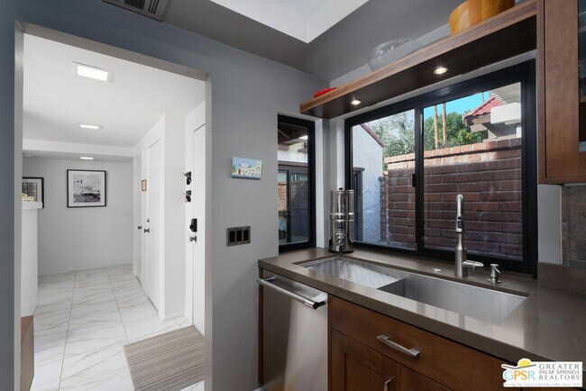 Building Photo - 4545 E 7 Lakes Dr