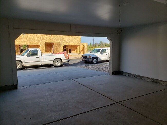 Building Photo - Spacious Springville Townhome