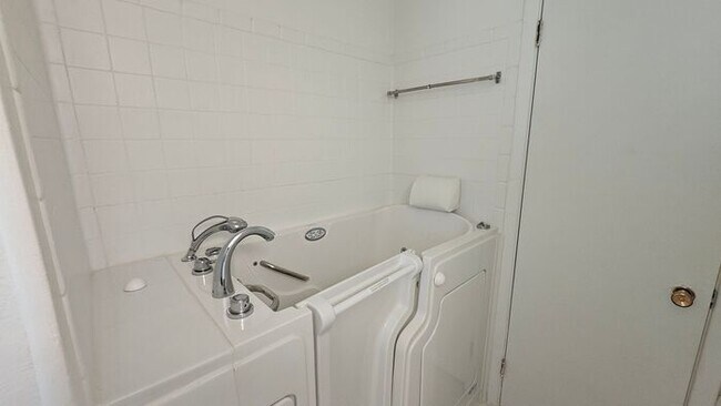Building Photo - Beautiful Lawndale Home - 3br 2ba