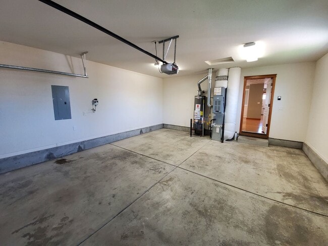 Building Photo - 3800 SE Ryunkin St