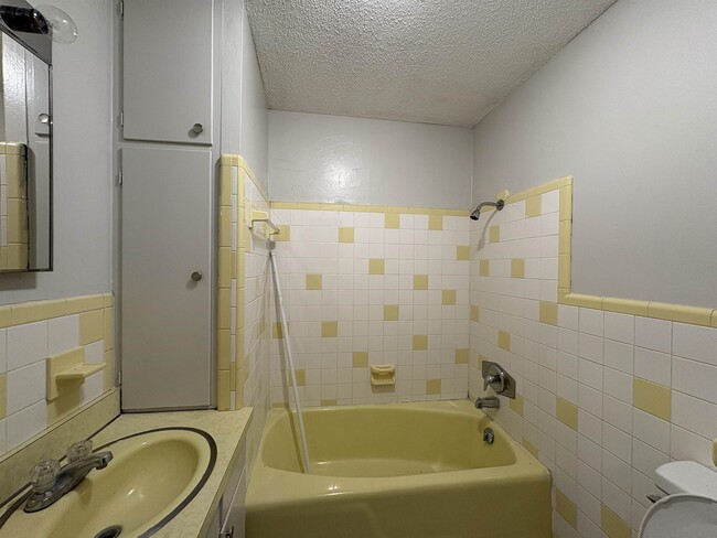 Building Photo - 821 Cherry St