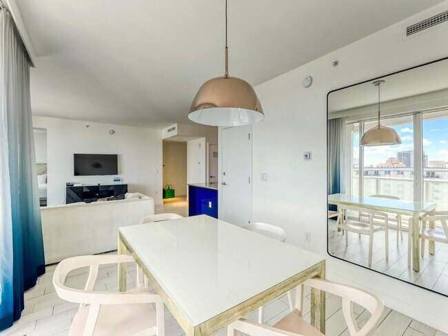 Building Photo - 3101 Bayshore Dr