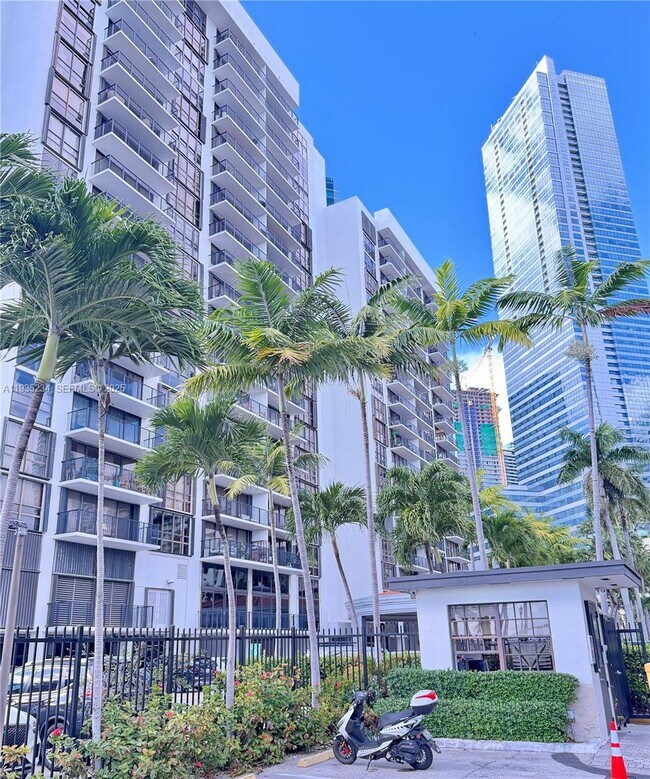 Building Photo - 1450 Brickell Bay Dr