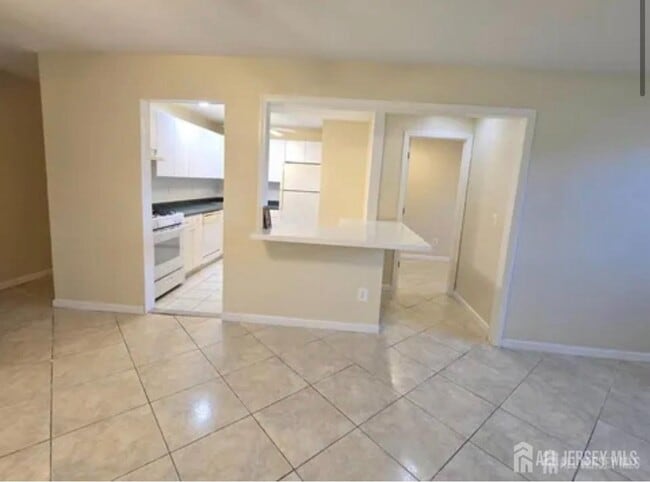 Building Photo - 334 College Dr