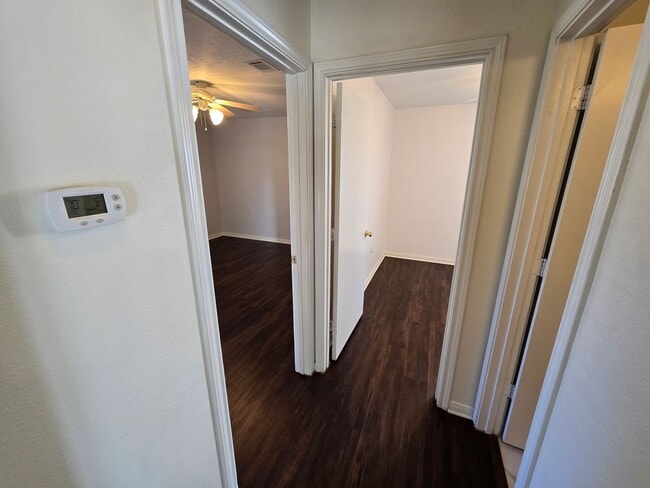 Building Photo - College Station - 3 bedroom / 2 bath / Garage / Fenced in back yard.