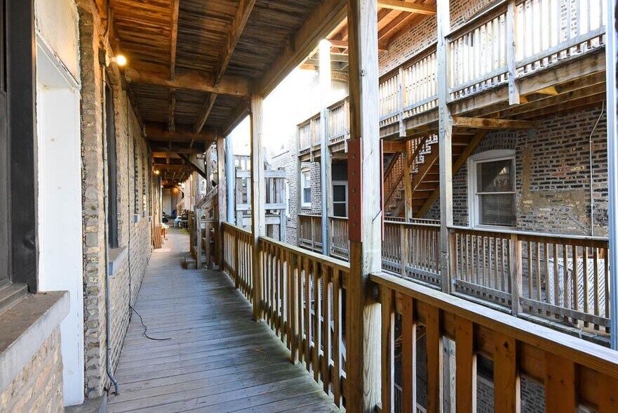 Building Photo - 4418 N Wolcott Ave