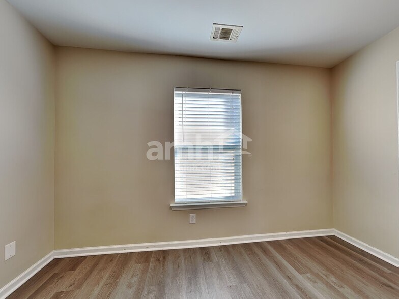 Building Photo - 515 Flat Rock Ter