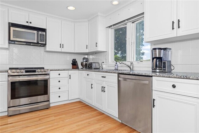 Building Photo - 331 Third Beach Rd