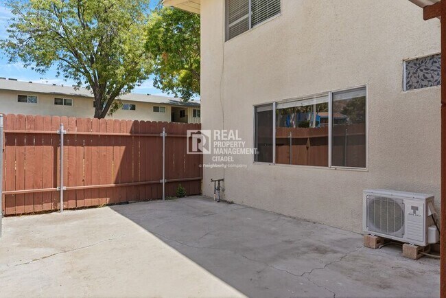 Building Photo - 3009 Canyon Crest Dr