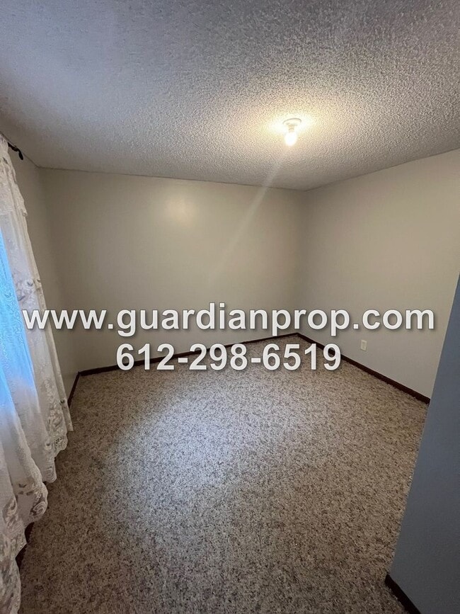 Building Photo - Woodbury House Available July 1, Gleaming Hardwood Floors, Fireplace, Lower Family Room, Fenced Yard