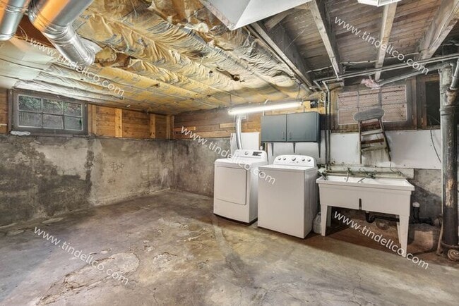 Building Photo - Charming 2-Bedroom Home in Overlook Neighb...