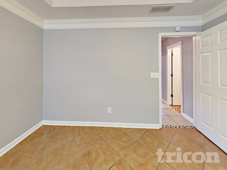 Building Photo - 923 Laurel Green Ln NE