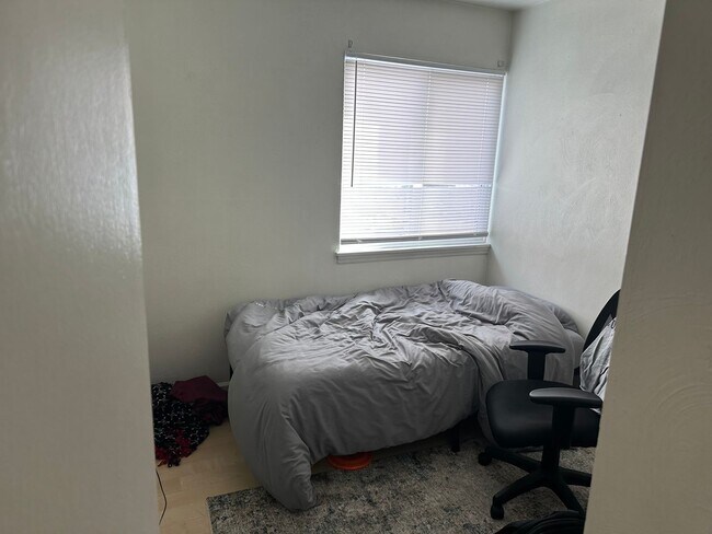 Building Photo - Spacious 4bd/2ba Apartment at Hunters Ridg...