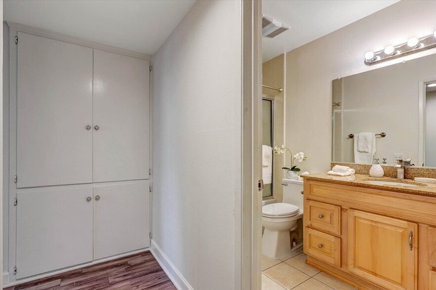 Hallway view to hallway bathroom - 4637 Willis Ave
