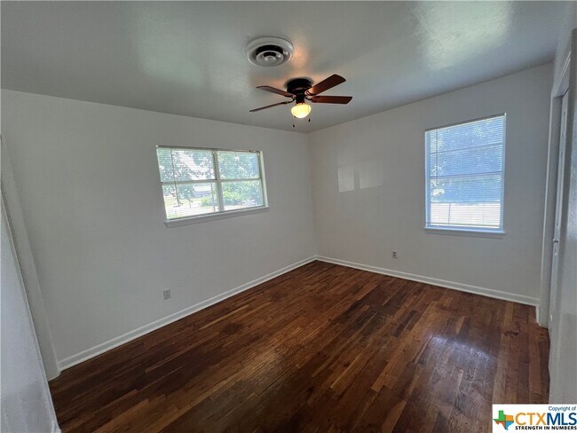 Building Photo - 208 Easy St