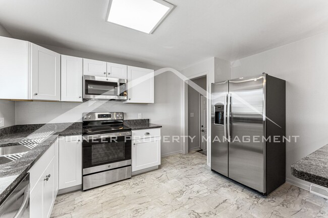 Building Photo - Newly Renovated Half-Duplex with Huge Fenc...