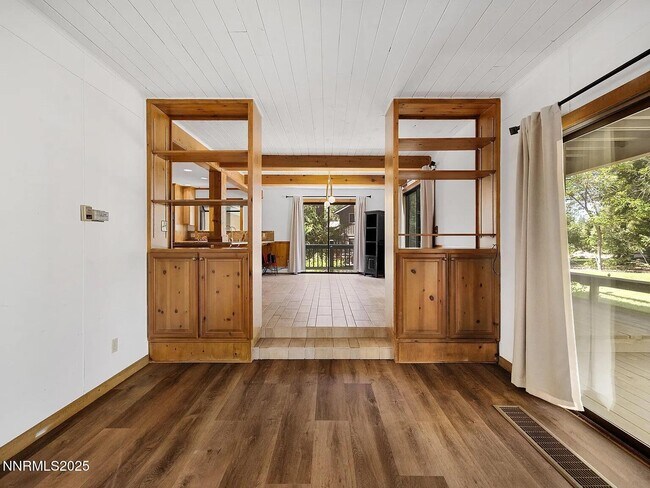 Building Photo - 445 Country Club Dr