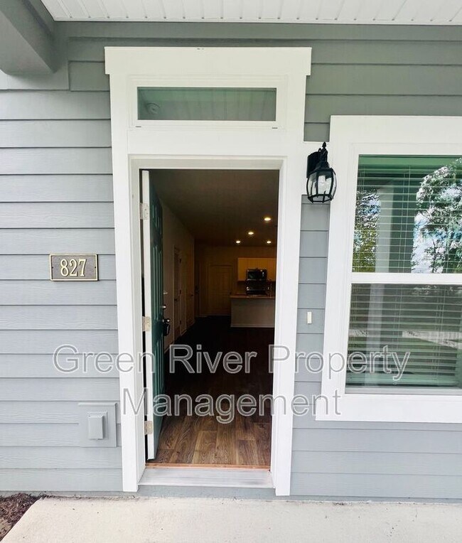 Building Photo - 827 Rivertree Pl