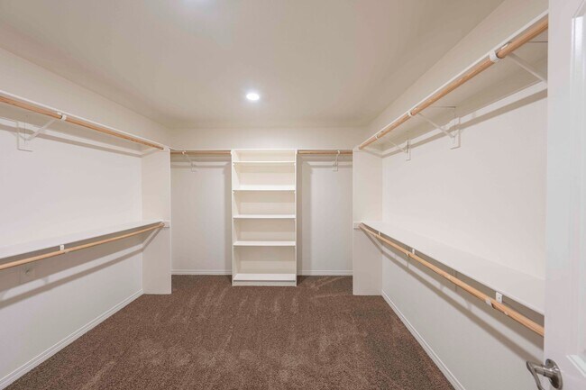 Building Photo - Large Single Family, 5 Bed 3 Bath, Corona-Norco Unified School District.