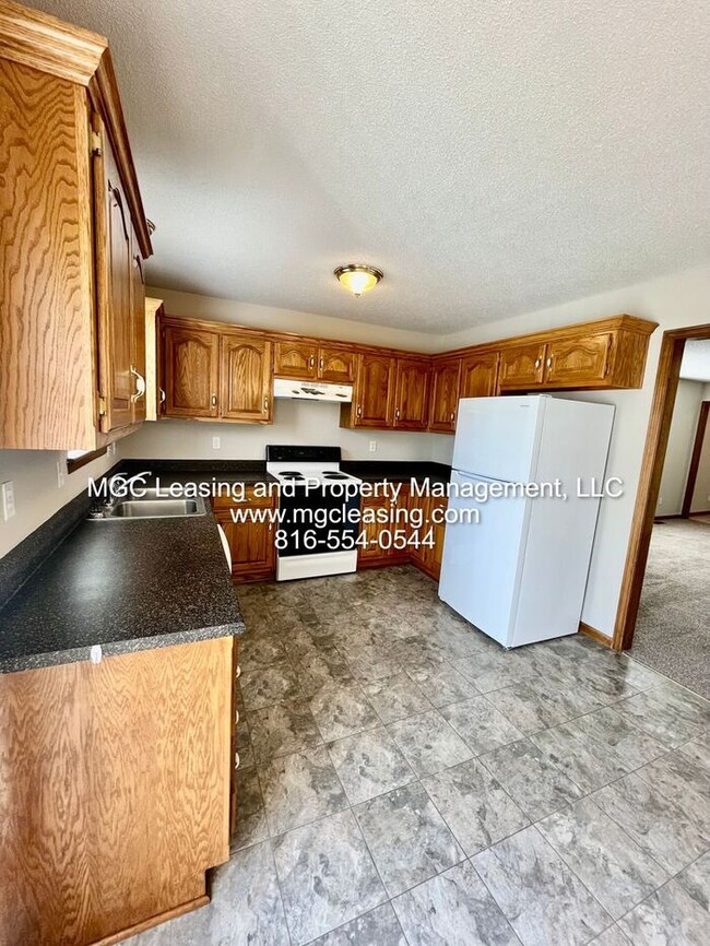 Building Photo - Remington Village Townhome in Raymore with unfinished basement!