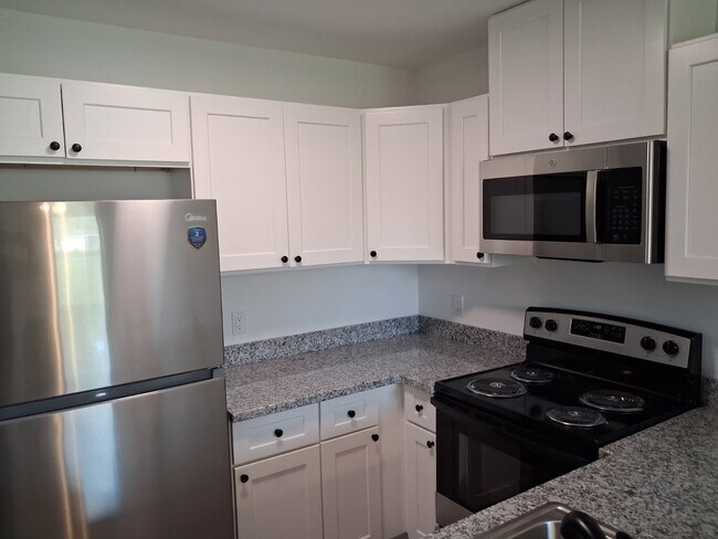 Building Photo - 2104 Midland Dr