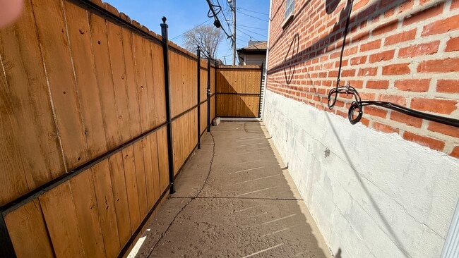 Building Photo - 2918 S Poplar Ave