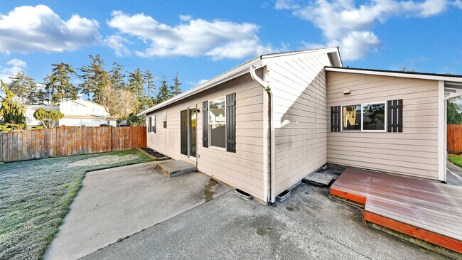 Building Photo - 3 Bed 2 Bath - One Story - Pet Friendly - Groups - NAS Whidbey