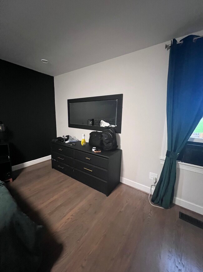 Master Bedroom - 160 N Peace Haven Rd