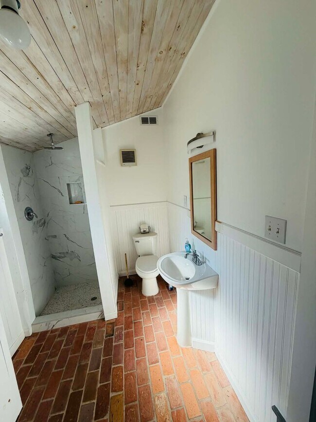 Building Photo - Stunning Renovated 3bedroom 2.5 bathroom Cottage