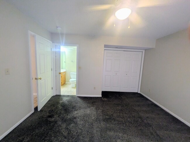 Building Photo - 32 N Cedar Lake Dr W