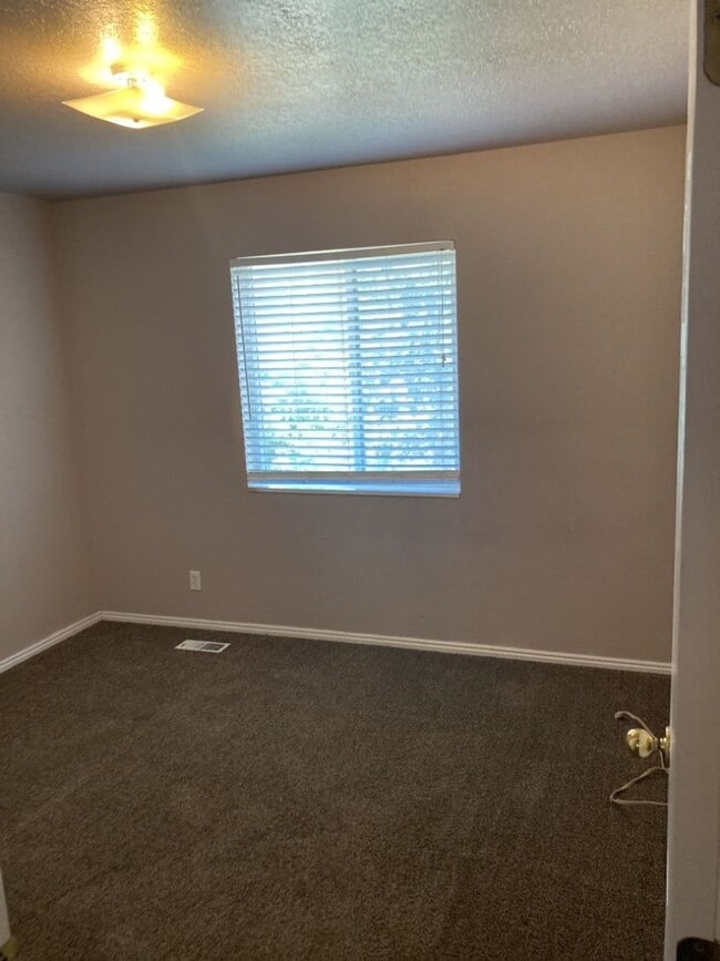 Building Photo - 3 bed, 1.5 bathroom - Two Story Twin Home