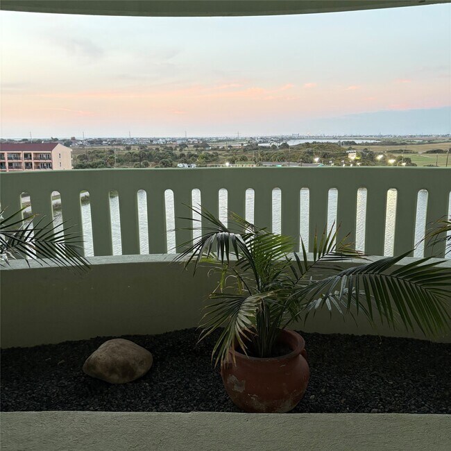 Building Photo - 9420 Seawall Blvd