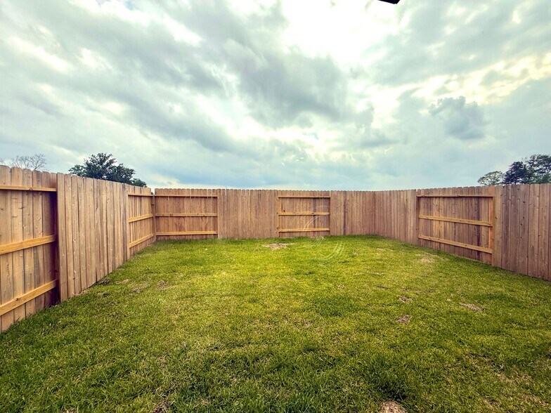 Building Photo - 934 Pertuso Ln